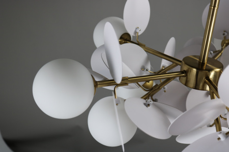 Люстра с плафонами бронза D68см