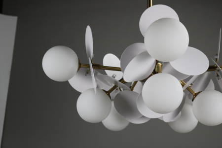 Люстра с плафонами бронза D68см