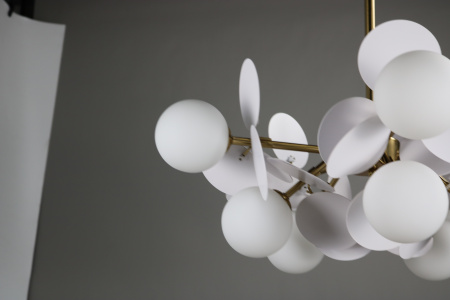 Люстра с плафонами бронза D68см